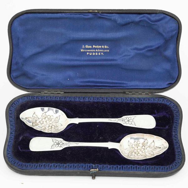 Due cucchiai in argento sterling dorato. Inghilterra XX secolo, marchio della citt di Londra, argentieri differenti  - Asta Argenti - Associazione Nazionale - Case d'Asta italiane