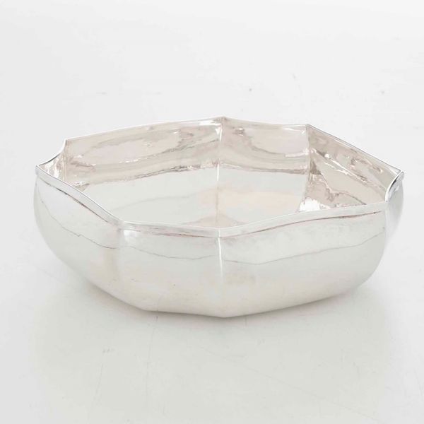 Ciotola in argento fuso e sbalzato. Argenteria milanese del XX-XXI secolo  - Asta Argenti - Associazione Nazionale - Case d'Asta italiane