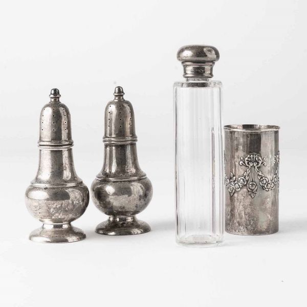Lotto di un sale e pepe in argento 925, un vasetto in argento inglese e una boccetta con tappo in argento. XX secolo  - Asta Argenti - Associazione Nazionale - Case d'Asta italiane
