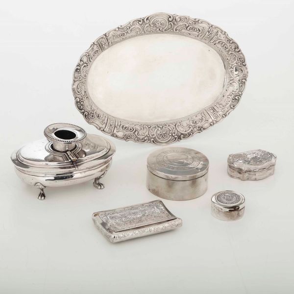 Lotto in argento composto da quattro scatole con coperchio, un vassoio, vaschetta con portacandele. Differenti epoche e manifatture  - Asta Argenti - Associazione Nazionale - Case d'Asta italiane