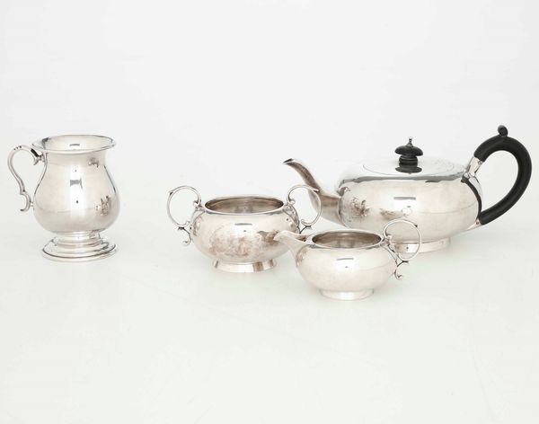 Servizio da t in argento sterling. Tre pezzi Inghilterra marchio della citt di Londra, lattiera argenteria milanese del XX secolo, argantiere F.lli Cacchione  - Asta Argenti - Associazione Nazionale - Case d'Asta italiane