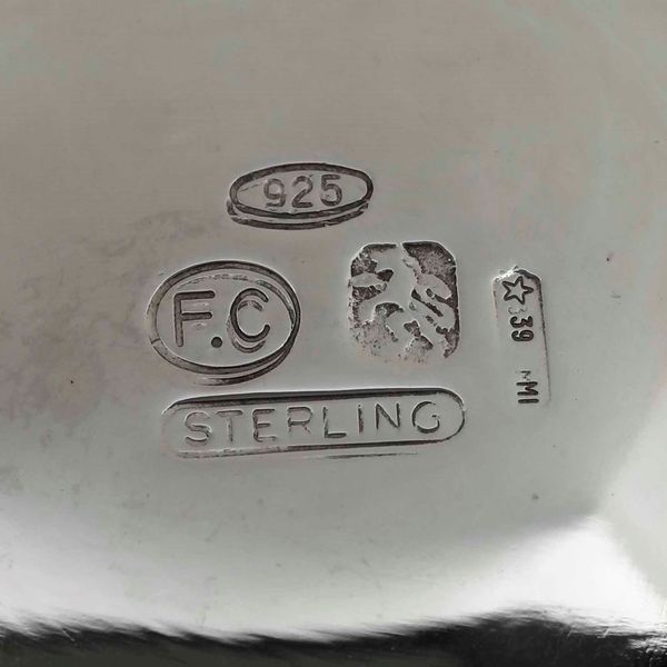 Servizio da t in argento sterling. Tre pezzi Inghilterra marchio della citt di Londra, lattiera argenteria milanese del XX secolo, argantiere F.lli Cacchione  - Asta Argenti - Associazione Nazionale - Case d'Asta italiane