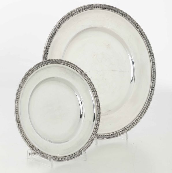 Coppia di piatti diversi in argento fuso e cesellato. Diverse manifatture italiane del XX secolo  - Asta Argenti - Associazione Nazionale - Case d'Asta italiane