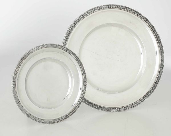 Coppia di piatti diversi in argento fuso e cesellato. Diverse manifatture italiane del XX secolo  - Asta Argenti - Associazione Nazionale - Case d'Asta italiane