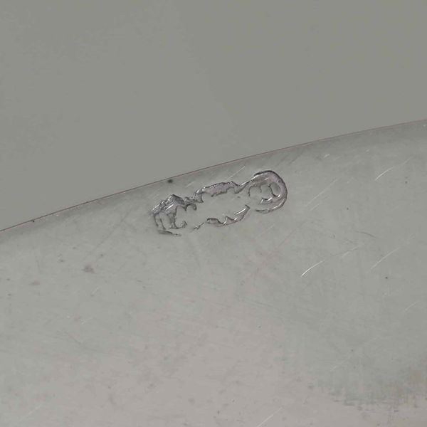 Coppia di piatti diversi in argento fuso e cesellato. Diverse manifatture italiane del XX secolo  - Asta Argenti - Associazione Nazionale - Case d'Asta italiane