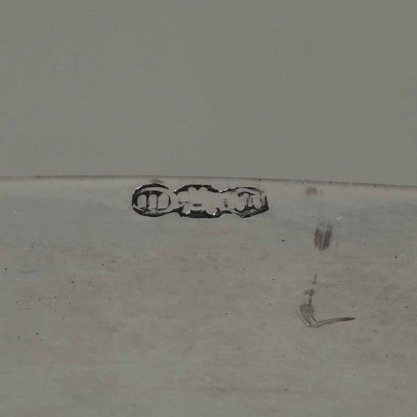 Coppia di piatti diversi in argento fuso e cesellato. Diverse manifatture italiane del XX secolo  - Asta Argenti - Associazione Nazionale - Case d'Asta italiane