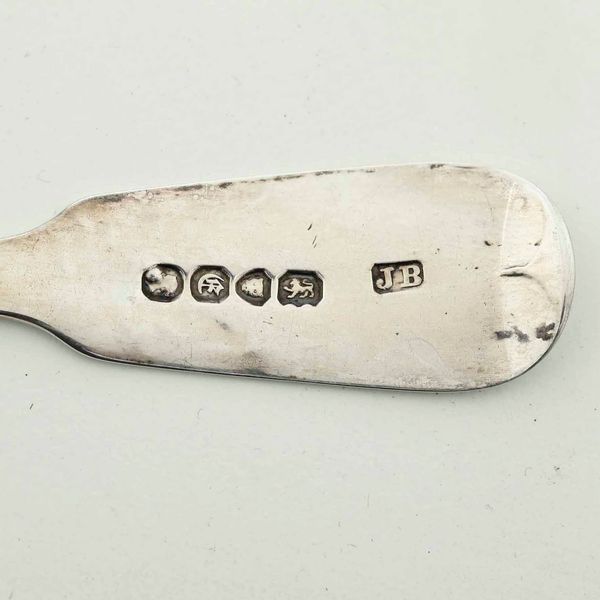 Due cucchiai in argento sterling dorato. Inghilterra XX secolo, marchio della citt di Londra, argentieri differenti  - Asta Argenti - Associazione Nazionale - Case d'Asta italiane