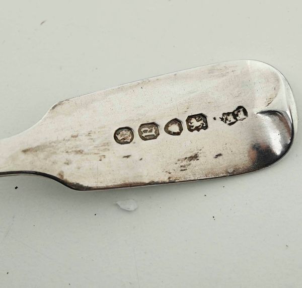 Due cucchiai in argento sterling dorato. Inghilterra XX secolo, marchio della citt di Londra, argentieri differenti  - Asta Argenti - Associazione Nazionale - Case d'Asta italiane