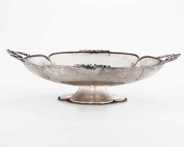 Centrotavola in argento. Argenteria italiana del XX secolo. Firenze (bollo dell'argentiere consunto e di difficile lettura)  - Asta Argenti - Associazione Nazionale - Case d'Asta italiane