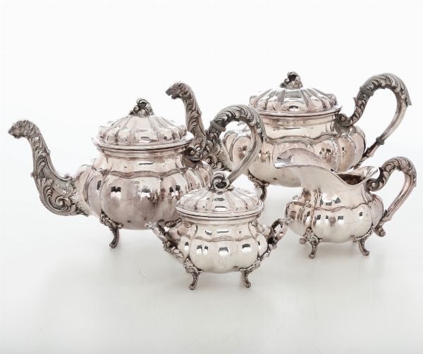 Servizio da t e caff in argento fuso, sbalzato e cesellato. Argenteria milanese del XX secolo. Argentiere Piero Arioli  - Asta Argenti - Associazione Nazionale - Case d'Asta italiane