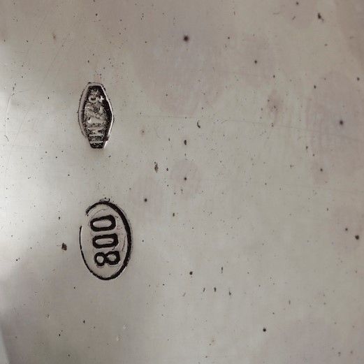 Servizio da t e caff in argento fuso, sbalzato e cesellato. Argenteria milanese del XX secolo. Argentiere Piero Arioli  - Asta Argenti - Associazione Nazionale - Case d'Asta italiane