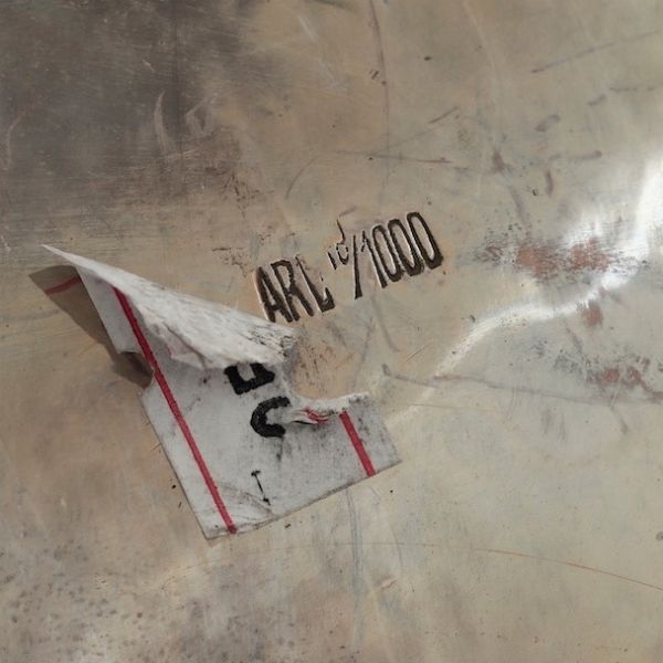 Un piatto e un vassoio in argento fuso, sbalzato e cesellato. Argenteria artistica italiana del XX secolo<BR>Piatto diametro 25 g<BR>Vassoio 51 cm x 32 cm  - Asta Argenti - Associazione Nazionale - Case d'Asta italiane