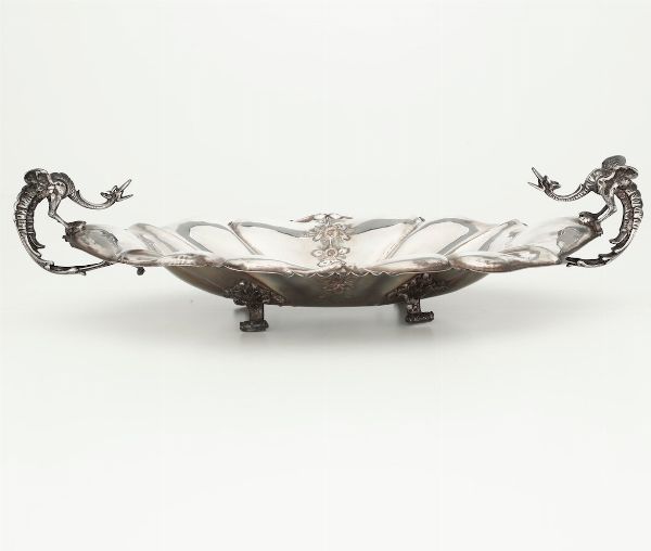 Un piatto e un vassoio in argento fuso, sbalzato e cesellato. Argenteria artistica italiana del XX secolo<BR>Piatto diametro 25 g<BR>Vassoio 51 cm x 32 cm  - Asta Argenti - Associazione Nazionale - Case d'Asta italiane