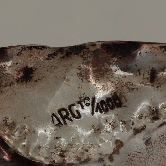 Un piatto e un vassoio in argento fuso, sbalzato e cesellato. Argenteria artistica italiana del XX secolo<BR>Piatto diametro 25 g<BR>Vassoio 51 cm x 32 cm  - Asta Argenti - Associazione Nazionale - Case d'Asta italiane