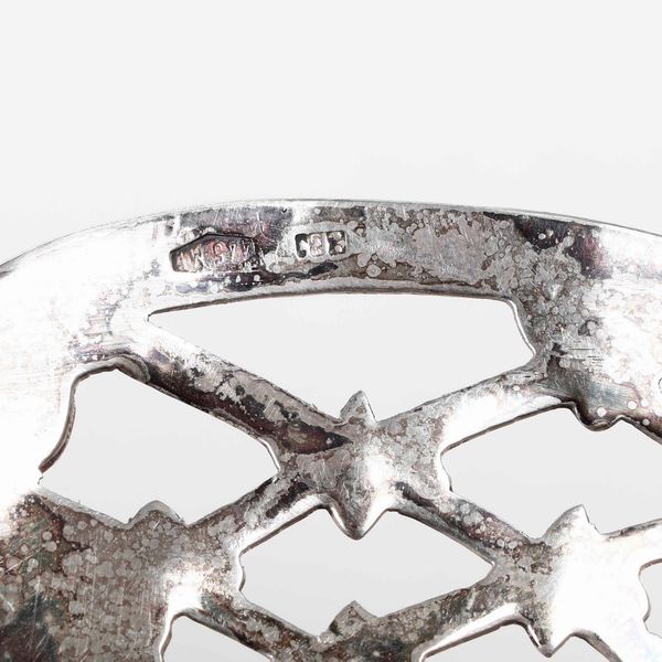 Lotto di un centrotavola e un vaso in argento. Argenteria italiana del XX secolo, argentieri differenti  - Asta Argenti - Associazione Nazionale - Case d'Asta italiane