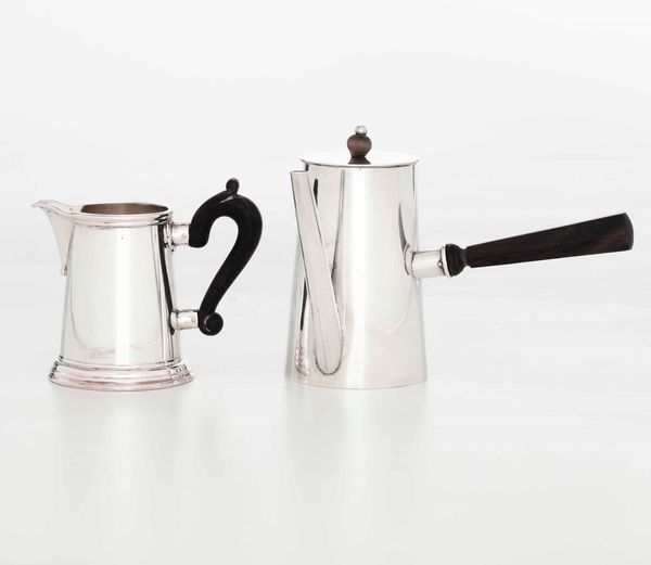 Piccola caffettiera e lattiera in argento. Italia XX secolo. Lattiera argentiere Pradella Milano; caffettiera argentiere non identificato  - Asta Argenti - Associazione Nazionale - Case d'Asta italiane