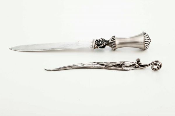 Lotto di due tagliacarte in argento. Argenteria italiana del XX secolo  - Asta Argenti - Associazione Nazionale - Case d'Asta italiane