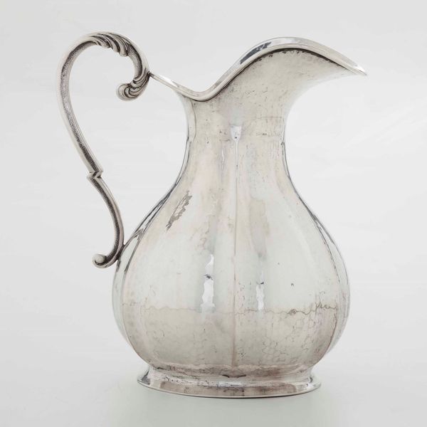 Brocca. Argento fuso e sagomato. Argenteria veneta del XX secolo. Argentiere Rino Greggio, Padova  - Asta Argenti - Associazione Nazionale - Case d'Asta italiane