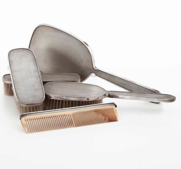 Lotto da toilette satinato.  - Asta Argenti - Associazione Nazionale - Case d'Asta italiane