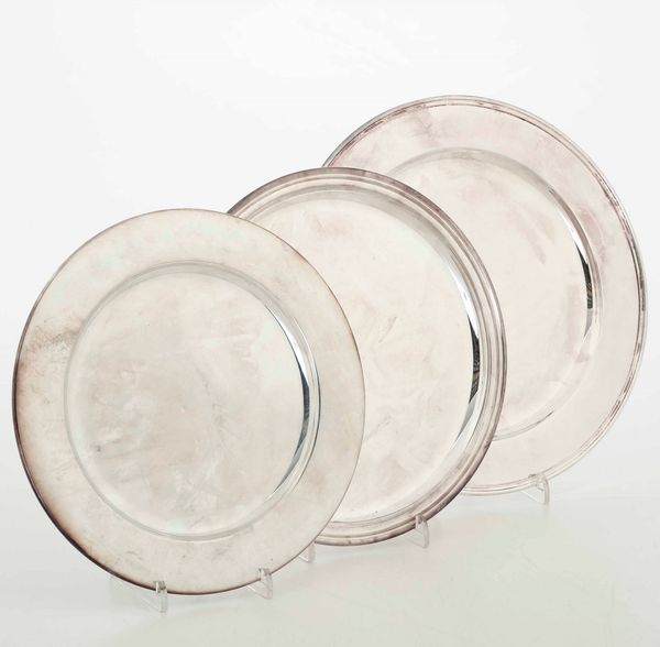 Lotto di tre piatti in argento. Varie manifatture italiane del XX secolo  - Asta Argenti - Associazione Nazionale - Case d'Asta italiane