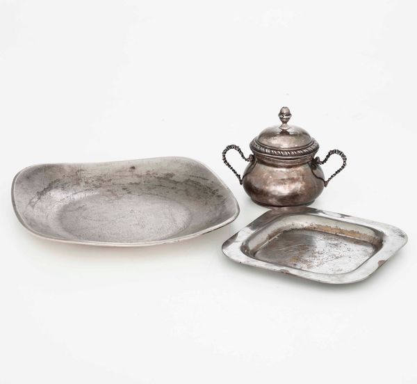 Lotto composto da piattino circolare, zuccheriera a due manici e piattino svuotatasche. Varie manifatture italiane del XX secolo  - Asta Argenti - Associazione Nazionale - Case d'Asta italiane