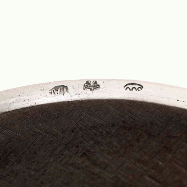 Lotto composto da piattino circolare, zuccheriera a due manici e piattino svuotatasche. Varie manifatture italiane del XX secolo  - Asta Argenti - Associazione Nazionale - Case d'Asta italiane