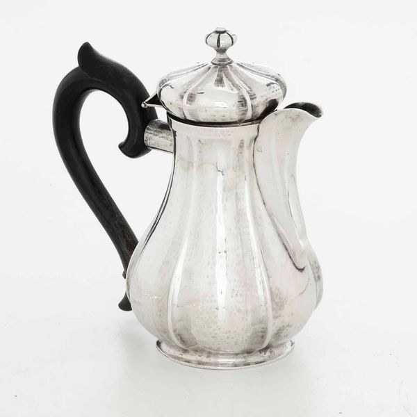 Cuccuma. Argento fuso e sagomato. Argenteria milanese del XX secolo  - Asta Argenti - Associazione Nazionale - Case d'Asta italiane