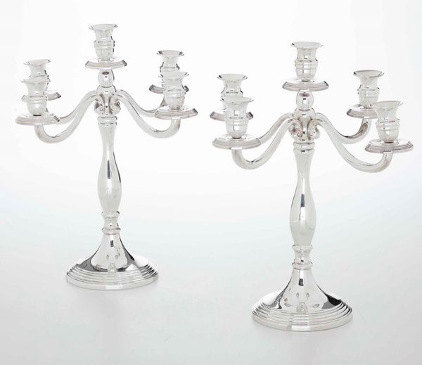 Coppia di candelabri in argento. Argenteria siciliana del XX-XXI secolo, Catania  - Asta Argenti - Associazione Nazionale - Case d'Asta italiane
