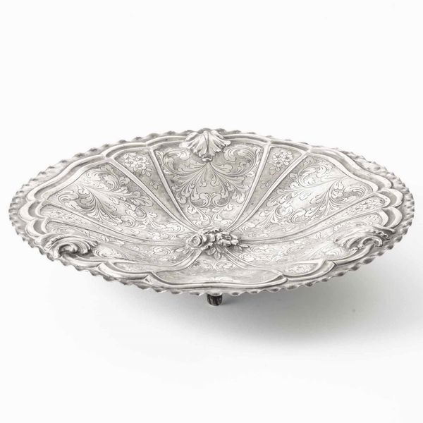 Alzata in argento fuso, sbalzato e cesellato. Argenteria italiana del XX secolo  - Asta Argenti - Associazione Nazionale - Case d'Asta italiane