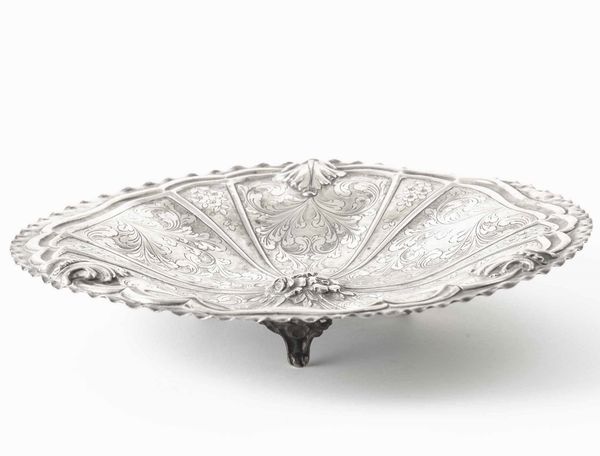 Alzata in argento fuso, sbalzato e cesellato. Argenteria italiana del XX secolo  - Asta Argenti - Associazione Nazionale - Case d'Asta italiane