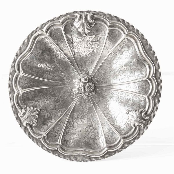 Alzata in argento fuso, sbalzato e cesellato. Argenteria italiana del XX secolo  - Asta Argenti - Associazione Nazionale - Case d'Asta italiane