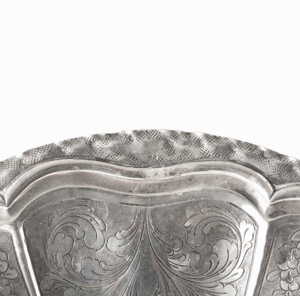 Alzata in argento fuso, sbalzato e cesellato. Argenteria italiana del XX secolo  - Asta Argenti - Associazione Nazionale - Case d'Asta italiane