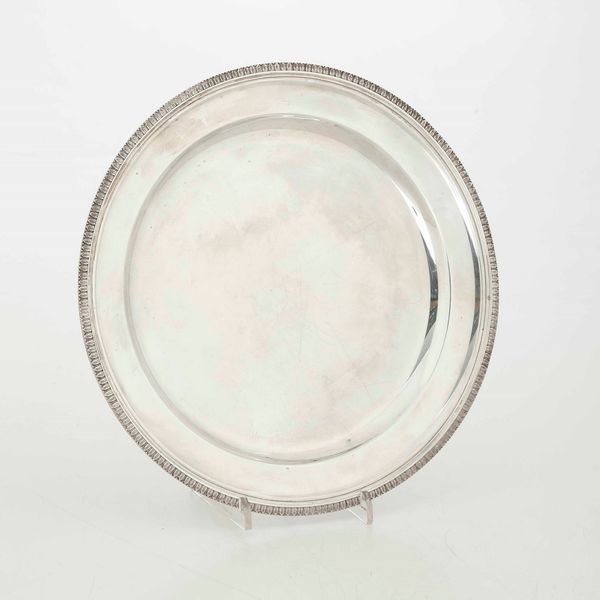Piatto in argento. Argenteria milanese del XX secolo. Argentiere Miracoli  - Asta Argenti - Associazione Nazionale - Case d'Asta italiane
