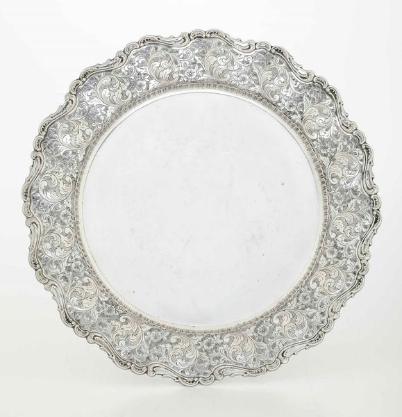 Piatto. Argento fuso, sagomato e cesellato. Argenteria artistica italiana del XX secolo  - Asta Argenti - Associazione Nazionale - Case d'Asta italiane