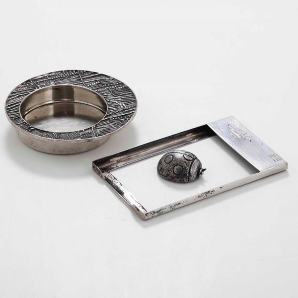 Tre oggetti in argento. Italia XX secolo. Portabiglietti e ciotola Argentiere Cusi Milano; scatola a coccinella Argentiere Pradella per Cusi milano  - Asta Argenti - Associazione Nazionale - Case d'Asta italiane