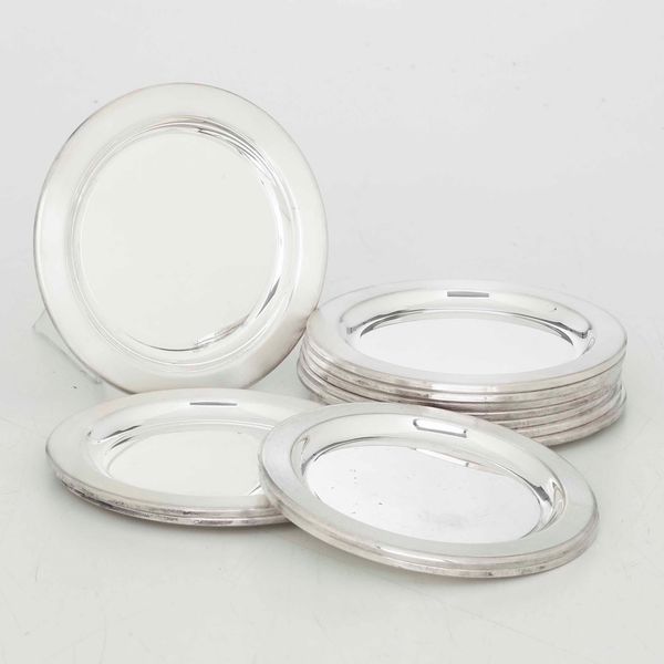 Dodici sottobicchieri in argento. Argenteria veneta del XX secolo. Argentiere Rino Greggio, Padova  - Asta Argenti - Associazione Nazionale - Case d'Asta italiane