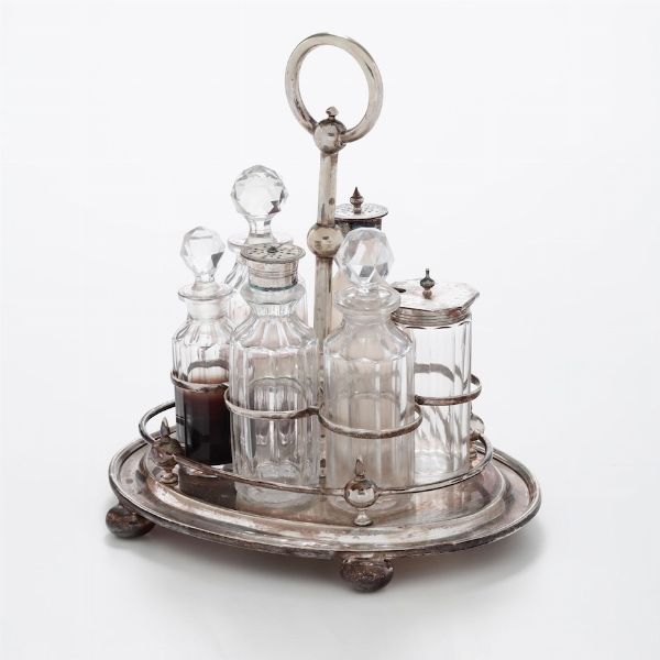 Cruet in metallo argentato con sei bottiglie in cristallo  - Asta Argenti - Associazione Nazionale - Case d'Asta italiane