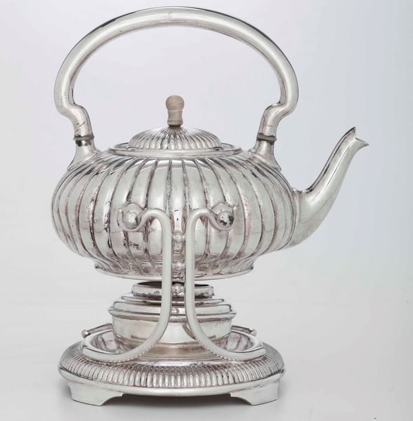 Samovar con corpo costolato in metallo argentato. Inghilterra XX secolo  - Asta Argenti - Associazione Nazionale - Case d'Asta italiane