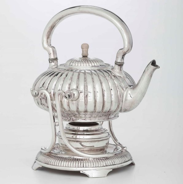 Samovar con corpo costolato in metallo argentato. Inghilterra XX secolo  - Asta Argenti - Associazione Nazionale - Case d'Asta italiane