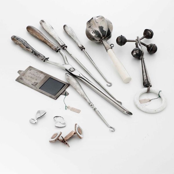 Insieme di oggetti in argento e metallo argentato composto da portafoto, due coppie di gemelli da polso, due sonagli e quattro stringi lacci. Differenti manifatture del XX secolo  - Asta Argenti - Associazione Nazionale - Case d'Asta italiane