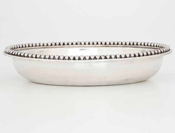 Ciotola in metallo argentato ovale con bordo perlinato. XIX secolo  - Asta Argenti - Associazione Nazionale - Case d'Asta italiane