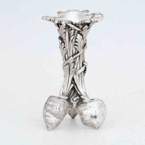 Vase aux trois carrottes, Riproduzione del Muse Bouilhet Christofle. Bronzo argentato  - Asta Argenti - Associazione Nazionale - Case d'Asta italiane