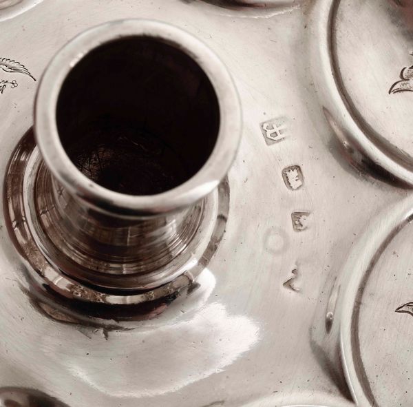 Bugia in argento fuso e sbalzato. Inghilterra, citt di Londra, marchi consunti di difficile lettura, probabile XVIII secolo  - Asta Argenti - Associazione Nazionale - Case d'Asta italiane