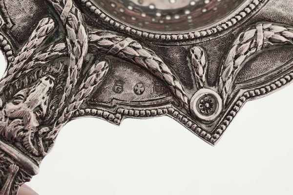 Colino da t in argento fuso e cesellato. Argenteria europea del XIX-XX secolo  - Asta Argenti - Associazione Nazionale - Case d'Asta italiane