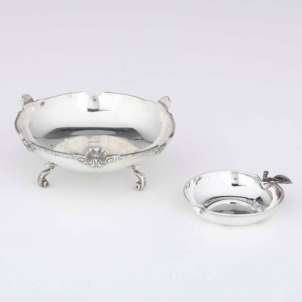 Coppetta a forma di mela in argento, Italia XX secolo e altra coppetta in argento con piedini, Egitto XX secolo  - Asta Argenti - Associazione Nazionale - Case d'Asta italiane