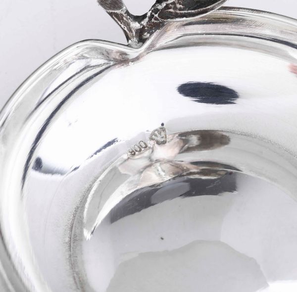 Coppetta a forma di mela in argento, Italia XX secolo e altra coppetta in argento con piedini, Egitto XX secolo  - Asta Argenti - Associazione Nazionale - Case d'Asta italiane
