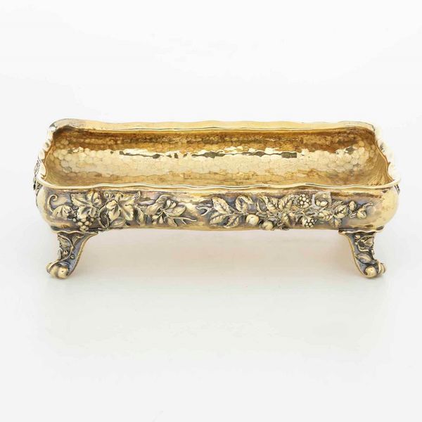 Centrotavola. Argento sterling fuso, martellato, cesellato e dorato. Manifattura anglosassone o americana del XX secolo  - Asta Argenti - Associazione Nazionale - Case d'Asta italiane