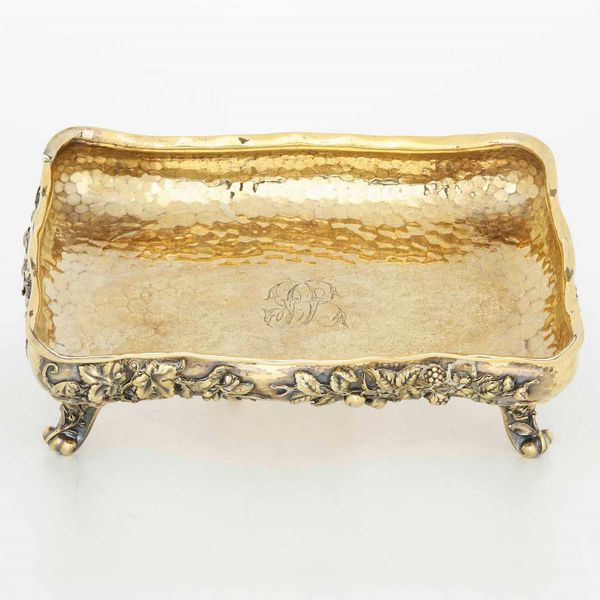 Centrotavola. Argento sterling fuso, martellato, cesellato e dorato. Manifattura anglosassone o americana del XX secolo  - Asta Argenti - Associazione Nazionale - Case d'Asta italiane