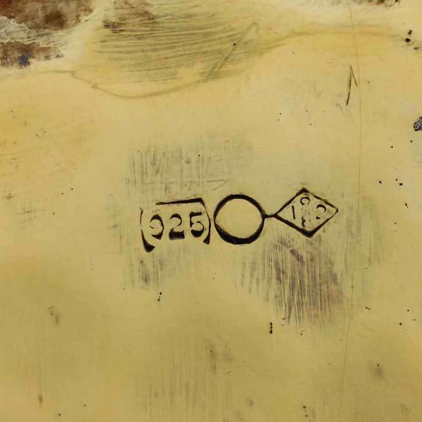 Centrotavola. Argento sterling fuso, martellato, cesellato e dorato. Manifattura anglosassone o americana del XX secolo  - Asta Argenti - Associazione Nazionale - Case d'Asta italiane