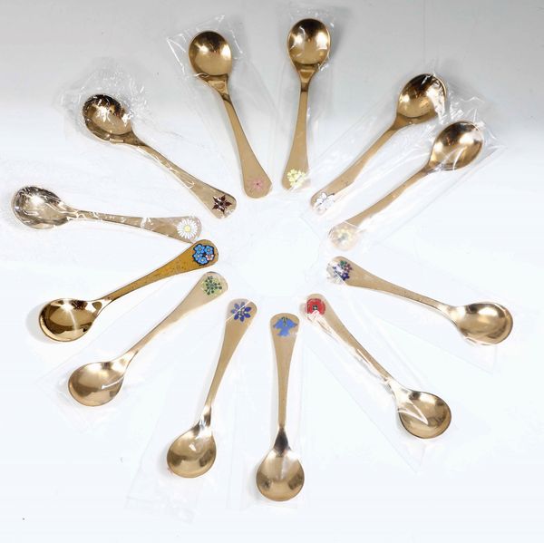 Dodici cucchiai con decorazioni floreali. Argento sterling dorato e smaltato. Annelise Bj�rner per Georg Jensen Danimarca, XX secolo  - Asta Argenti - Associazione Nazionale - Case d'Asta italiane